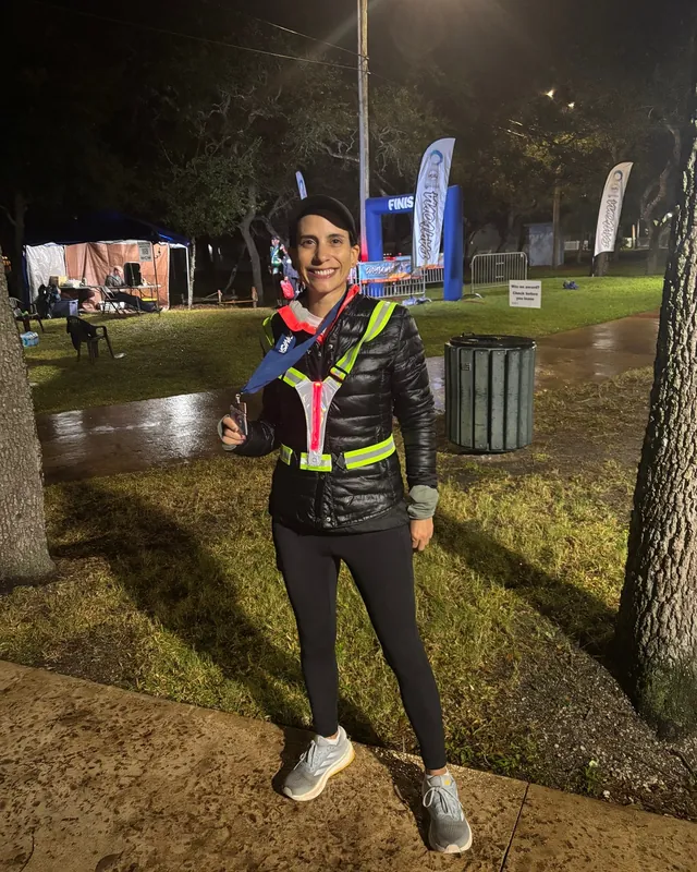 La meta, de noche: Mónica con la medalla de su primera ultramaratón.