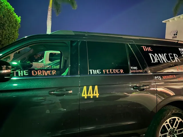 La camioneta del equipo, de noche, con los roles escritos en las ventanas: “The Driver”, “The Feeder”, “The Dancer”.